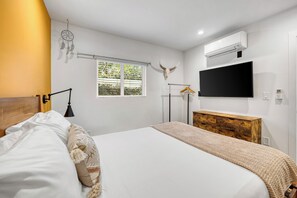1 bedroom, travel cot, free WiFi, bed sheets - Southwest by AvantStay | Heart of Hollywood | Remodeled 1920s Bungalow (Los Angeles)