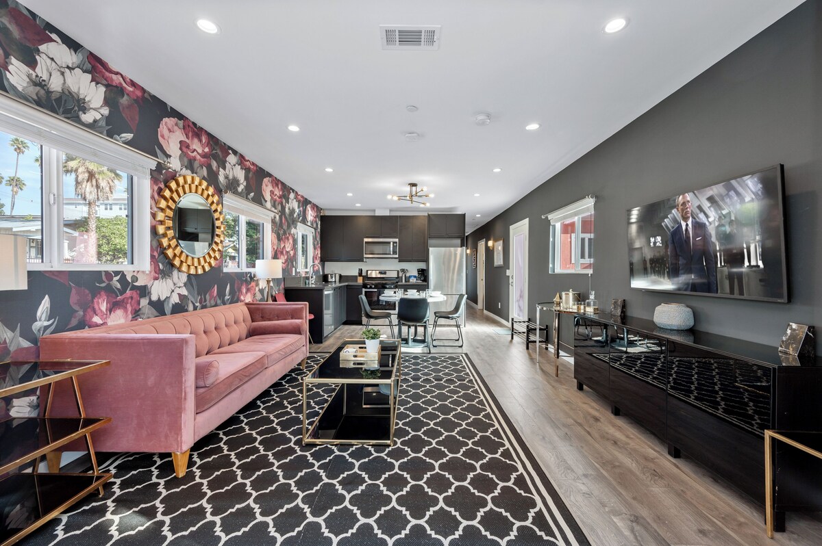 Remodeled 2BDR in Heart of Hollywood w/ Courtyard | Art Deco by AvantStay
