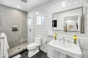 Dusche, Haartrockner, Handtücher