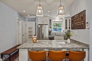 Fridge, microwave, oven, stovetop - Slopeside Escape by AvantStay | Walk to Ski Lifts | Arcade Games + Shuffleboard (Tannersville)