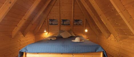 2 bedrooms, travel crib, free WiFi