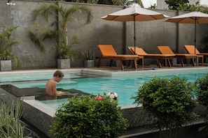 Una piscina al aire libre