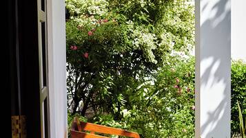 Deluxe Double Room, 1 Bedroom, Pool View | Peralatan tempat tidur premium, Wi-fi percuma, cadar katil