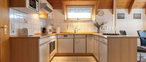 Kühlschrank, Mikrowelle, Ofen, Geschirrspüler