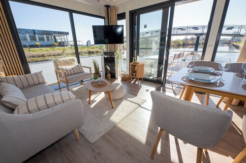 Houseboat 1 See-Treff. Firmly anchored and with a panoramic view.