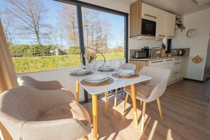 Dining - Houseboat 1 See-Treff. Firmly anchored and with a panoramic view. (Geestland)