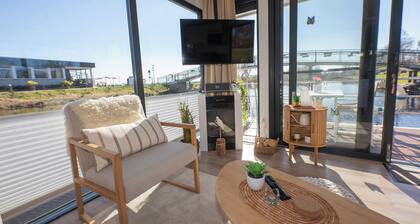 Houseboat 1 See-Treff. Firmly anchored and with a panoramic view.