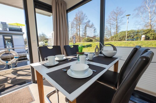 Houseboat 3 lake lounge. Unconventional and with privacy.