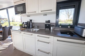 KĂŒhlschrank, Mikrowelle, GeschirrspĂŒler