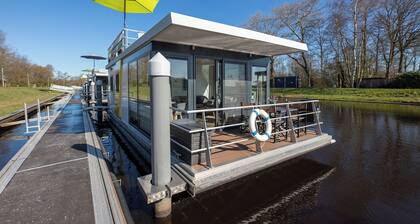 Houseboat 2 See-Maid. Decelerating and cozy-modern.