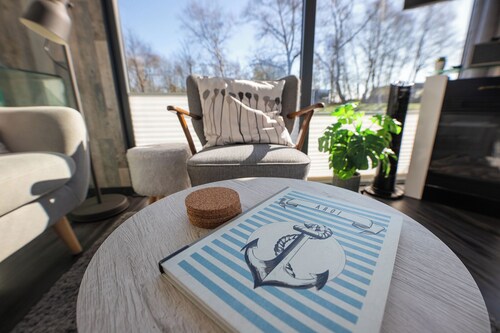 Houseboat 4 Seeloft. With lake view and comfortable.