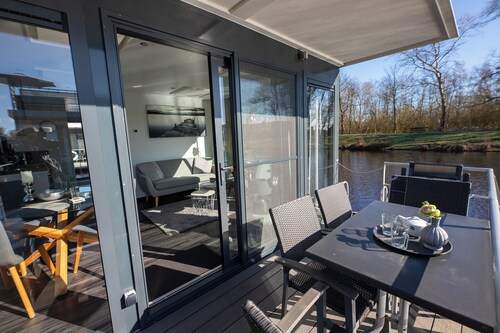 Houseboat 4 Seeloft. With lake view and comfortable.
