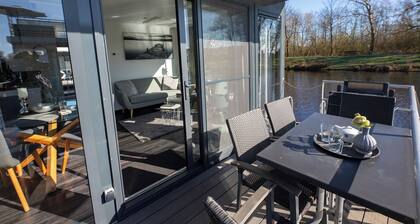 Houseboat 4 Seeloft. With lake view and comfortable.