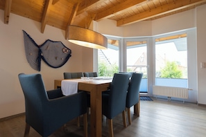 Dining - Vacation home Happy Krabbe. Family-friendly and surrounded by greenery. (Wurster Nordseeküste)