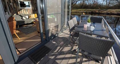 Houseboat 6 Seeprinz. Romantic and firmly anchored.