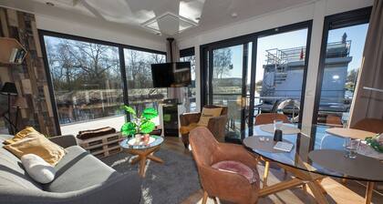 Houseboat 6 Seeprinz. Romantic and firmly anchored.