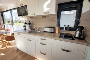 Microondas, parrilla de estufa, lavavajillas y cafetera y tetera 