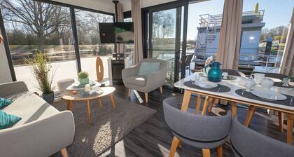 Houseboat 7 Starfish. Picturesque by the lake and unconventional.