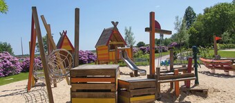 Houseboat 7 Starfish. Picturesque by the lake and unconventional.