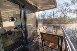 Outdoor dining - Houseboat 8 Water lily. Close to nature and idyllic by the lake. (Geestland)