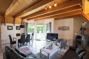 TV, peis, DVD-spiller og stereoanlegg