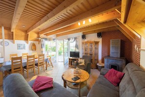 Fernseher, Kamin, Stereoanlage