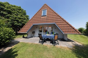 Outdoor dining - Vacation home North Sea breeze. Picturesque and with a sun terrace. (Wurster Nordseeküste)