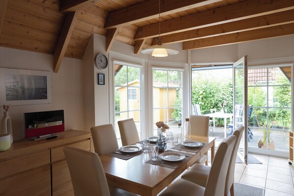 Dining - Vacation home Westertill 15 with tidal magic and at the cutter harbor. (Wurster Nordseeküste)