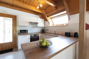 Kylskåp, mikrovågsugn, ugn och spishäll