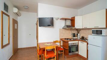 Réfrigérateur, micro-ondes, four, plaque de cuisson