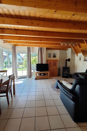 Televisión, chimenea, reproductor de DVD, estéreo