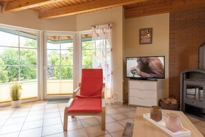 Televisie, een open haard en een stereo