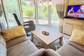 Fernseher, Kamin, DVD-Player, Stereoanlage