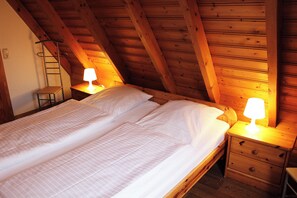 2 dormitorios, tabla de planchar con plancha, cuna de viaje