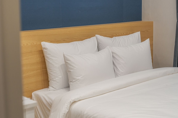 Escritorio, espacio para trabajar con laptop y wifi gratis