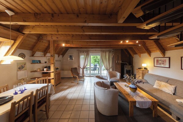 TV, peis, DVD-spiller og stereoanlegg