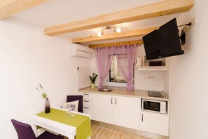 Kühlschrank, Mikrowelle, Herdplatte, Toaster