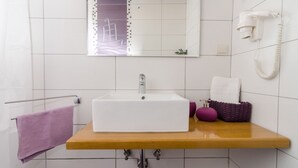 Haartrockner, Handtücher, Seife, Toilettenpapier