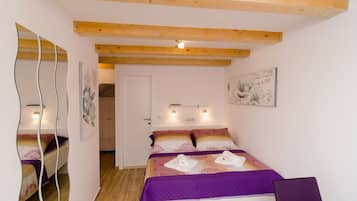 Iron/ironing board, travel cot, free WiFi