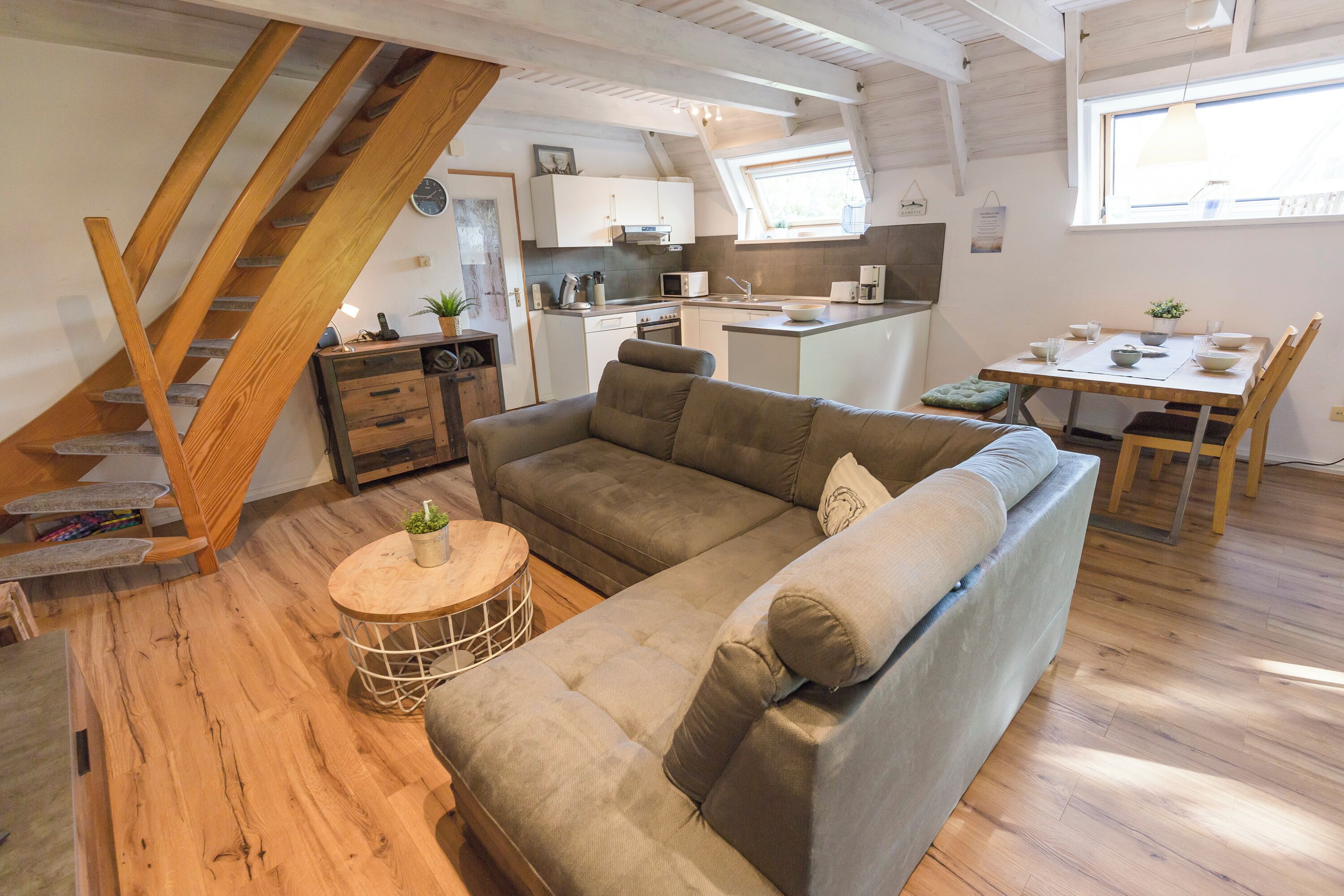 Televisie, een open haard, een dvd-speler en een stereo