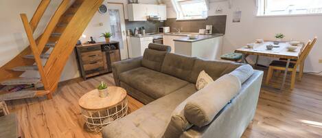 Televisie, een open haard, een dvd-speler en een stereo