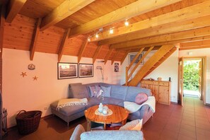 Fernseher, Kamin, DVD-Player, Bücher