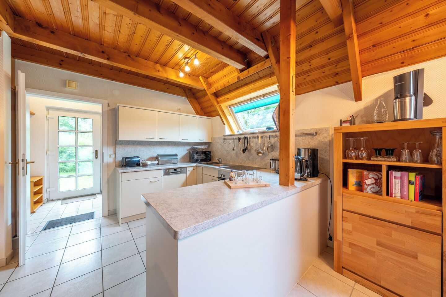 Wasserkocher mit Kaffee-/Teezubehör, Kühlschrank, Mikrowelle, Ofen