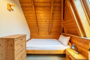 2 habitaciones, escritorio y tabla de planchar con plancha