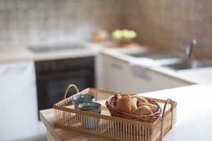 Fridge, microwave, oven, stovetop - Charming vacation home Vogelsand 7 with terrace. (Wurster Nordseeküste)