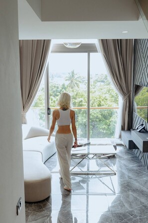 مكتب وستائر تعتيم وتجهيزات عازلة للصوت ومكواة/لوح كي