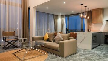 Penthouse de lujo, vista al océano | Área de sala de estar | Televisión LED de 45 pulgadas con canales por cable y Netflix