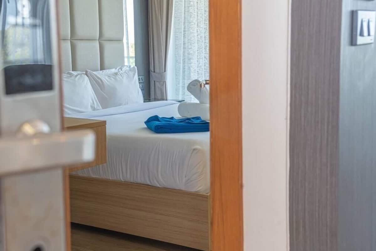 2 bedrooms, desk, blackout curtains, soundproofing