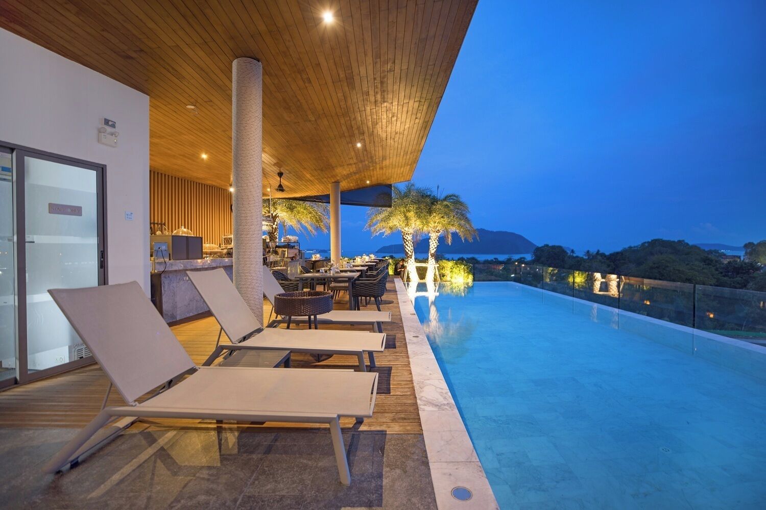 สระว่ายน้ำกลางแจ้ง