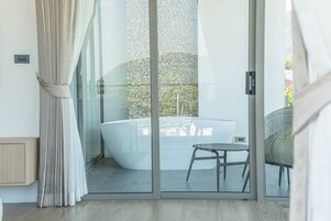 Escritorio, cortinas blackout y sistema de insonorización 